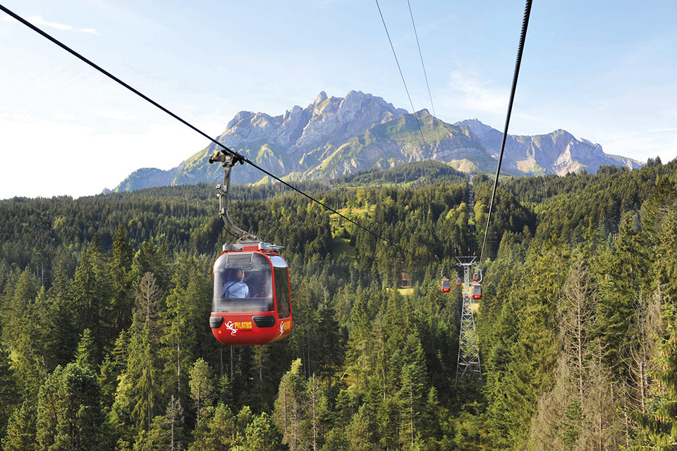 Die Panorama-Gondelbahn der Pilatus Bahnen und im Hintergrund der Pilatus