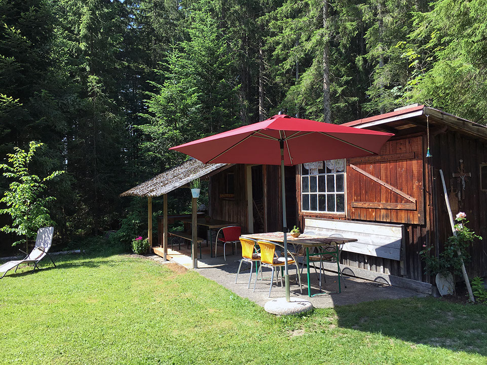 Im Garten und auf der Feranda sieht man das Trampolin des Ferienhauses Waldfrieden